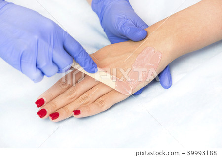 The process of classical wax depilation of female  39993188