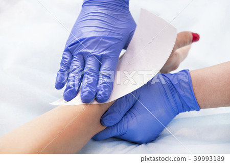 The process of classical wax depilation of female  39993189