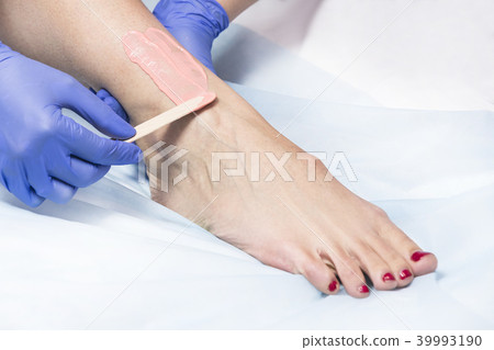 The process of classical wax depilation of female  39993190