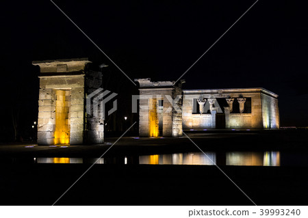 Ancient Egyptian temple Temple Debod view at night Ancient Egyptian temple Temple Debod view at night 39993240
