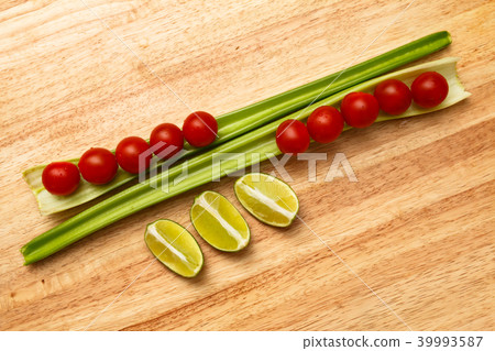 Ingredients (fresh vegetables and fruits) 39993587