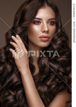 Beautiful brunette model: curls, classic makeup and full lips. The beauty face. 39993615