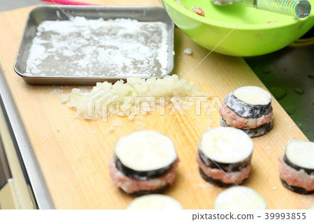 Stuffed fried eggplant 39993855