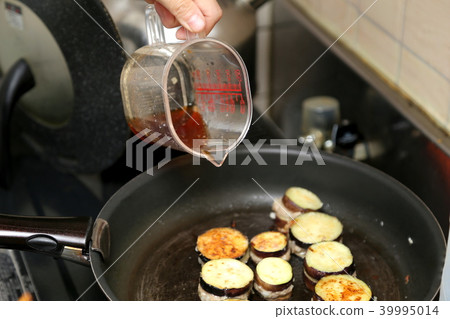 Grilled eggplant with scissors 39995014