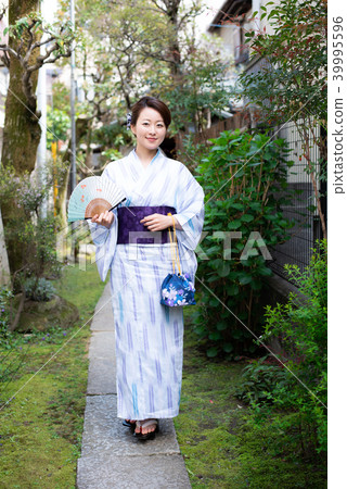 Yukata woman Yukata woman 39995596