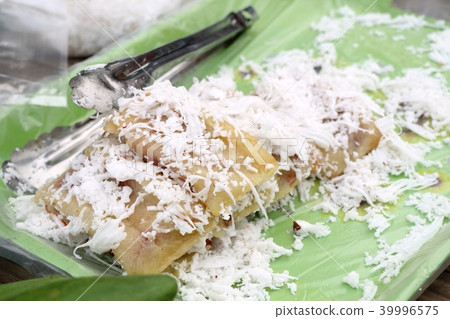 Sticky rice wrapped in banana leaves Sticky rice wrapped in banana leaves 39996575