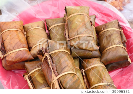 Sticky rice wrapped in banana leaves 39996581