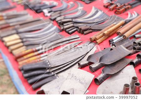 Knife at the market 39997052