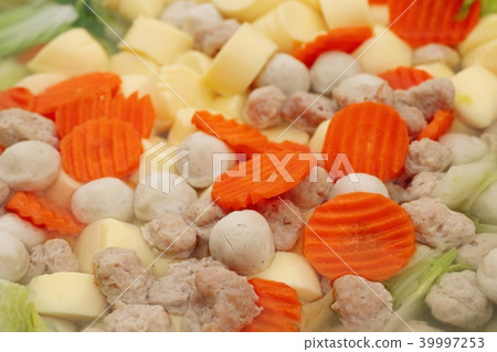 Soup with tofu and minced pork 39997253