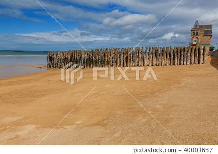 Saint-Malo. Sandy beach at low tide. 40001637