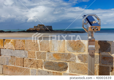 Saint-Malo. City embankment on a sunny day. 40001639