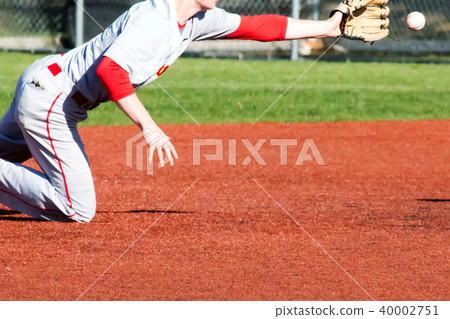 Shortstop diving for the ball 40002751