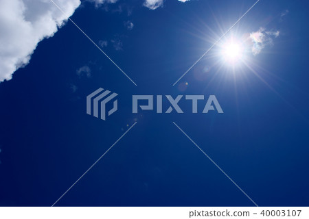 Summer blue sky and dazzling sun rays for background material 40003107