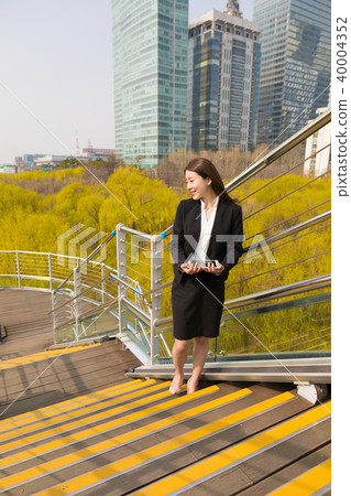 女商人，20多歲，公園，平板電腦 40004352