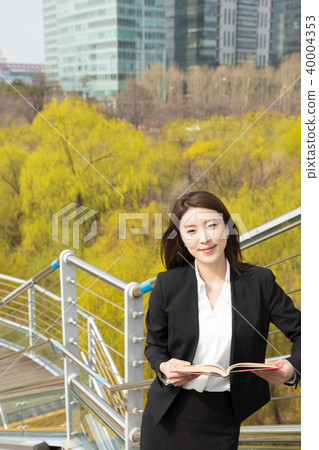 女商人,20多歲,公園,連翹,書 女商人,20多歲,公園,連翹,書 40004353
