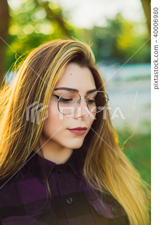 Portrait of a woman in the sun Portrait of a woman in the sun 40006980