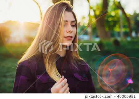 Portrait of a woman in the sun 40006981
