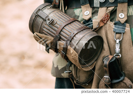 Box for the gas mask soldier Wehrmacht 40007724