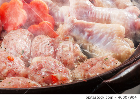 Delicious chicken pot cooking Delicious chicken pot cooking 40007904