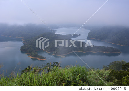 Taiho Xinbei Shibei Shibei，風景秀麗，湖面山頂雕象由海頂。 40009648