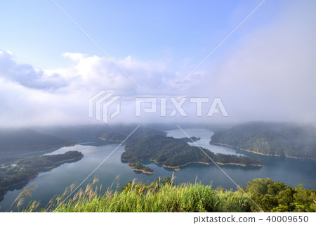 Taiho Xinbei Shibei Shibei，風景秀麗，湖面山頂雕象由海頂。 40009650