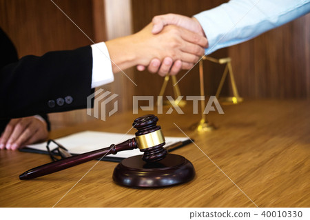 Handshake after good cooperation, Consultation between a male la 40010330