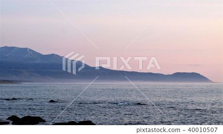 Hidaka山脈與Erimo鎮日野漁港剩餘的雪16：9 40010507