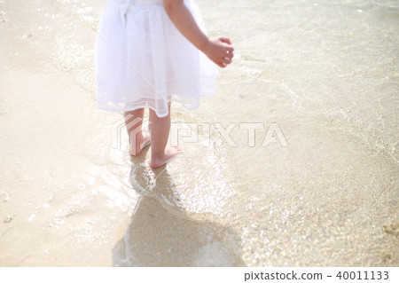 海(海灘兒童女孩暑假度假家庭度假後視不露面南國複製空間) 海(海灘兒童女孩暑假度假家庭度假後視不露面南國複製空間) 40011133