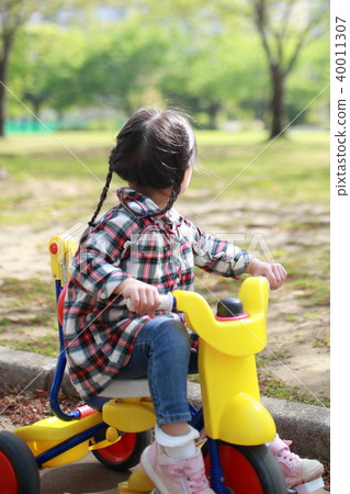 兒童(作為設備公園日本微笑複製空間育兒兒童保健好奇心積極健康健康兒童) 兒童(作為設備公園日本微笑複製空間育兒兒童保健好奇心積極健康健康兒童) 40011307