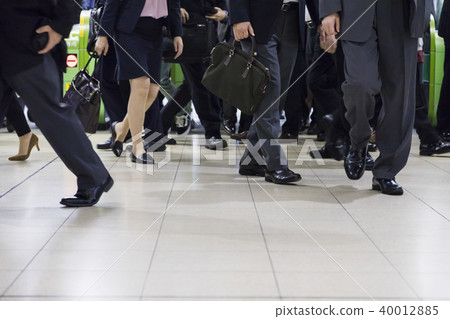 Walking businessman 40012885