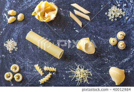 Various types of raw pasta 40012984