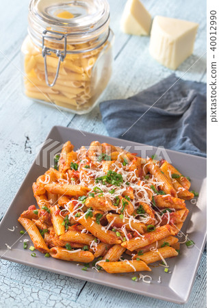 Portion of cheesy chicken pasta Portion of cheesy chicken pasta 40012990