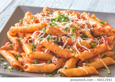 Portion of cheesy chicken pasta Portion of cheesy chicken pasta 40012991