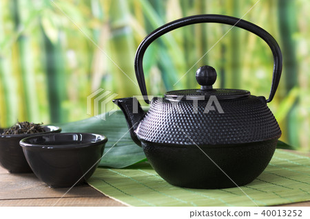 Green tea with black china kettle. Chinese tea. 40013252