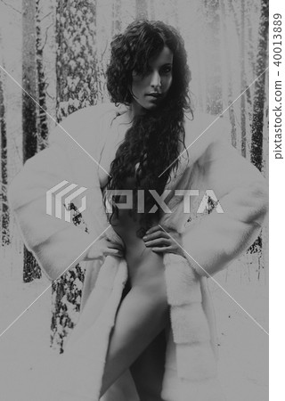 Naked brunette 40013889