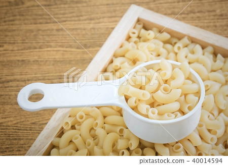 Elbow Macaroni or Gomiti Pasta in Measuring Cup 40014594