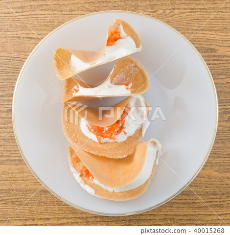 Thai Crispy Pancake with Cream and Fios de Ovos 40015268