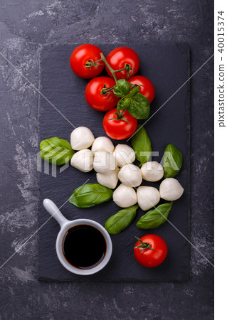 Mozzarella cheese, basil and tomato Mozzarella cheese, basil and tomato 40015374