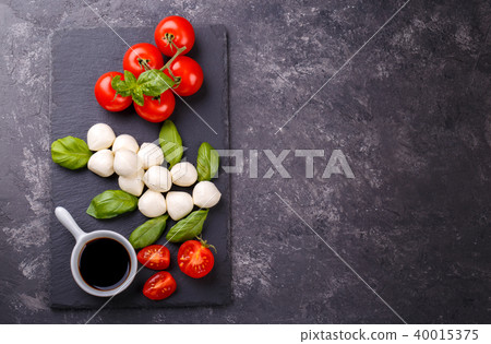 Mozzarella cheese, basil and tomato Mozzarella cheese, basil and tomato 40015375