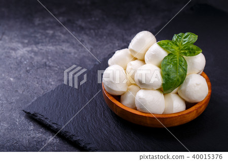 Mozzarella cheese, basil and tomato Mozzarella cheese, basil and tomato 40015376