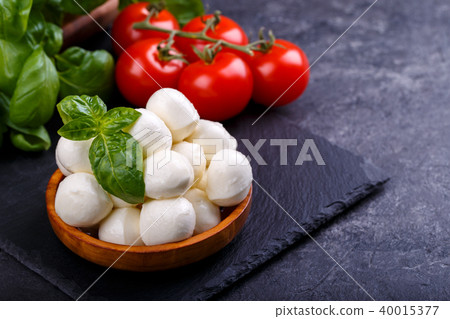 Mozzarella cheese, basil and tomato Mozzarella cheese, basil and tomato 40015377