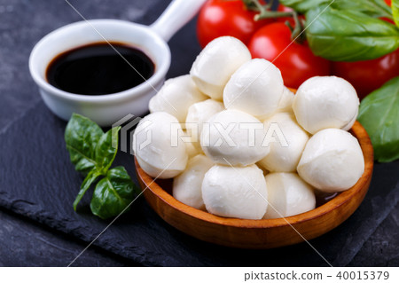 Mozzarella cheese, basil and tomato Mozzarella cheese, basil and tomato 40015379