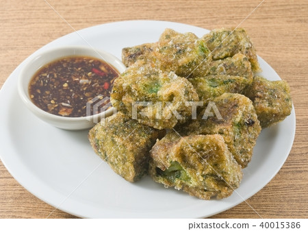Fried Steamed Garlic Chives Dumpling Served with S 40015386