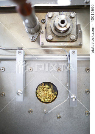 Image of unroasted coffee beans in roaster 40015696