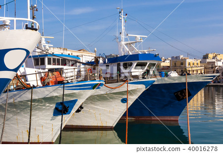 Fishing motorboats tied to mooring cleats  40016278