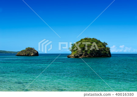 Two small islands on tropic turquoise sea. Two small islands on tropic turquoise sea. 40016380