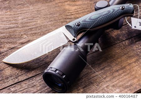 Hunting knife and optical sight. 40016487
