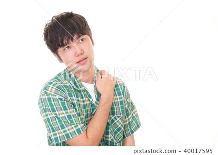 Men complaining of shoulder pain Men complaining of shoulder pain 40017595