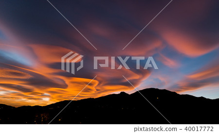 Extraordinary Lenticularis Clouds Formation Extraordinary Lenticularis Clouds Formation 40017772