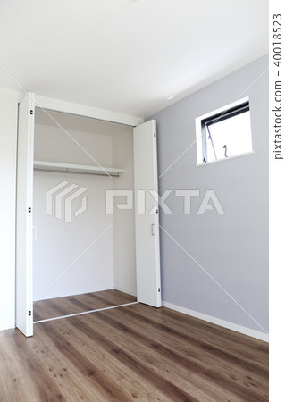 New house closet 40018523